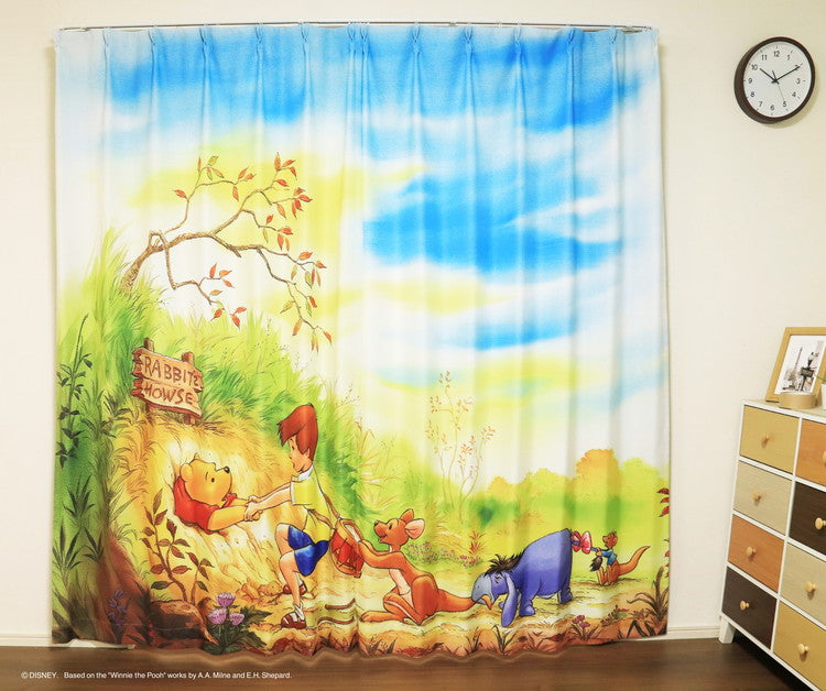 【Disney】ディズニー 遮光カーテン 幅100x110cm丈 2枚組 くまのプーさん 絵羽柄 つながる一枚絵アートカーテン 洗える 可愛い グッズ イエロー Disney MORIPiLO (代引不可)