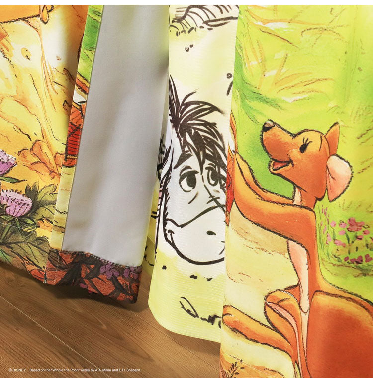 【Disney】ディズニー 遮光カーテン 幅100x110cm丈 2枚組 くまのプーさん 絵羽柄 つながる一枚絵アートカーテン 洗える 可愛い グッズ イエロー Disney MORIPiLO (代引不可)
